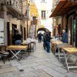 Siamo andati a trovare le �signore delle orecchiette� nella strada dell�Arco Basso, viuzza situata nei pressi del Castello Normanno-Svevo...